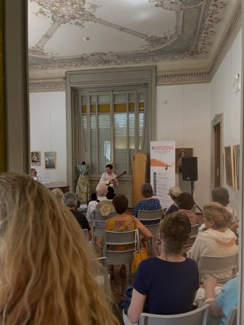 The breath of #water un affascinante viaggio musicale ispirato e dedicato all’acqua di @andrea_vettoretti_guitar oggi ospite del #lakecomo #music #festival nella cornice di @villabernasconi